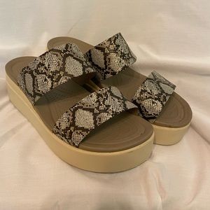 Crocs | Brooklyn mid wedge sandals size 9